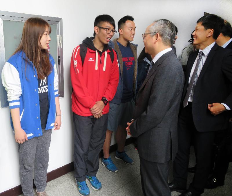 The Secretary for Home Affairs, Mr Lau Kong-wah (second right); the Commissioner for Sports, Mr Yeung Tak-keung (first right), and members of the Hong Kong sports sector today (April 7) visited Beijing Sport University. Photo shows Mr Lau and Mr Yeung chatting with Hong Kong students currently studying at the University about their learning experience. 