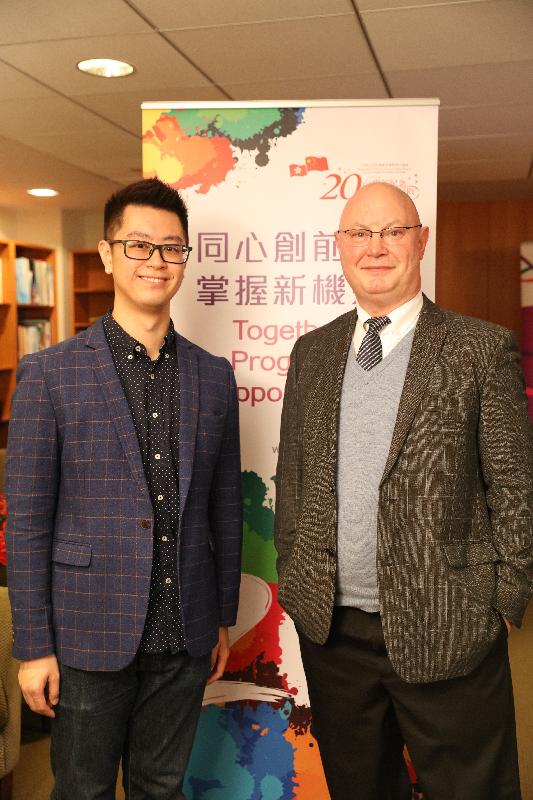香港驻纽约经济贸易办事处处长柏嘉礼（右）和香港作曲家刘咏浲今日（纽约时间四月七日）于记者会上合照。