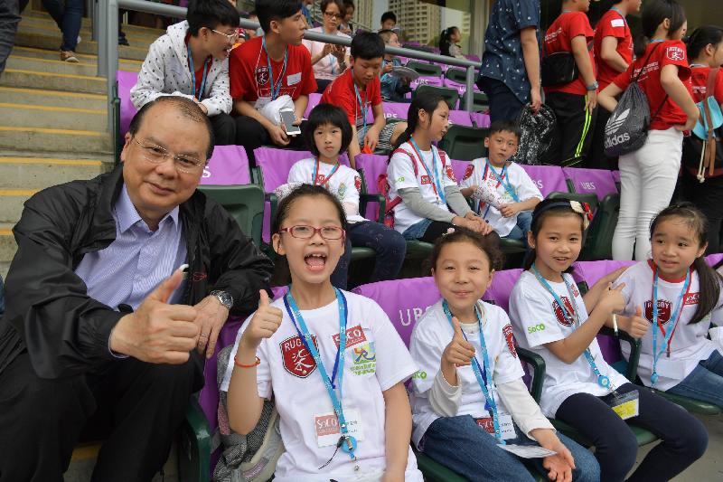 政務司司長暨扶貧委員會主席張建宗今日（四月八日）在香港國際七人欖球賽中主持Mission Possible兒童派對。圖示張建宗（左一）與兒童一起觀賞香港國際七人欖球賽。
