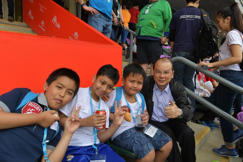 政務司司長暨扶貧委員會主席張建宗今日（四月八日）在香港國際七人欖球賽中主持Mission Possible兒童派對。圖示張建宗（右一）與兒童一起觀賞香港國際七人欖球賽。