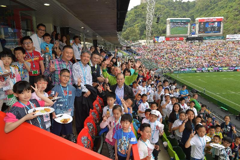 The Chief Secretary for Administration, Mr Matthew Cheung Kin-chung, who is also the Chairman of the Commission on Poverty (CoP), today (April 8) hosted the Mission Possible party for children at the Hong Kong Sevens tournament. Photo shows Mr Cheung (third line from left, fifth from front); Founder of Mission Possible Foundation, Mr Peter Bennett (third line from left, sixth from front); and members of CoP and Sports Commission with children at the Government Suite of the Hong Kong Stadium.