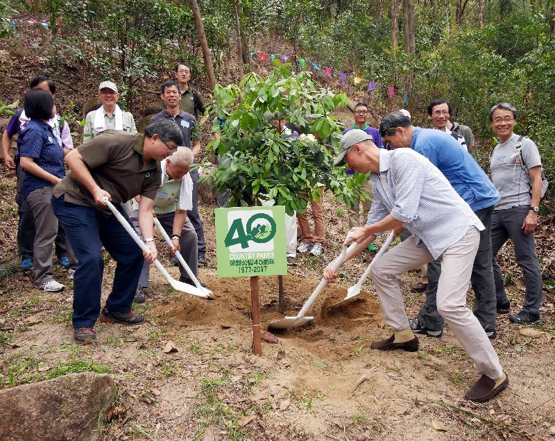 The Agriculture, Fisheries and Conservation Department (AFCD) today (April 9) held the Hiking and Planting Day at Kam Shan Country Park, and launched a series of programmes celebrating the 40th anniversary of the country parks. The Secretary for the Environment, Mr Wong Kam-sing (front row, second right); the Director of Agriculture, Fisheries and Conservation, Dr Leung Siu-fai (front row, first left); the Chairman of the Country and Marine Parks Board, Mr Tang King-shing (front row, first right); and the Chairman of the Friends of the Country Parks, Mr Paul Fan (front row, second left) take part in a tree planting activity.