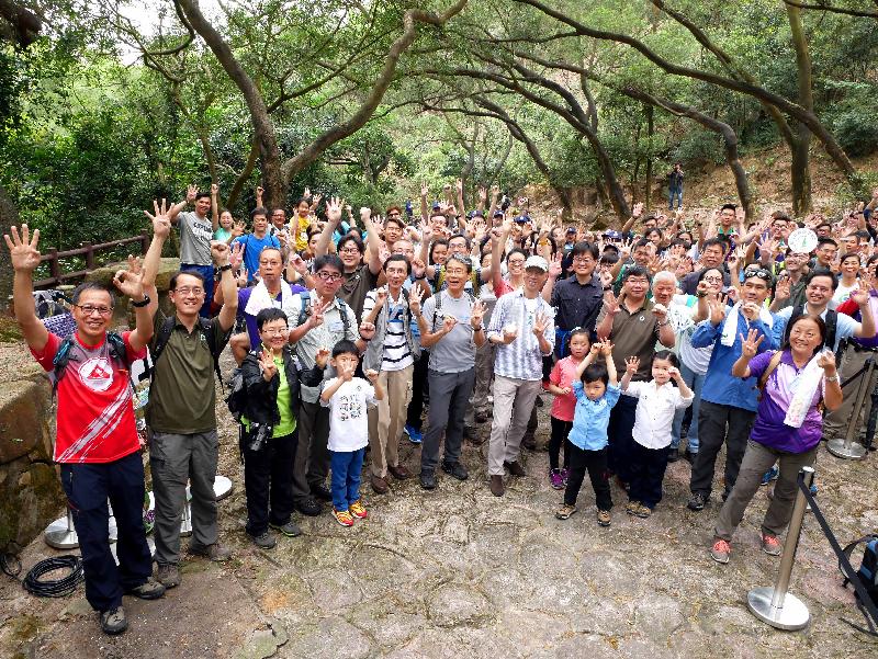The Agriculture, Fisheries and Conservation Department today (April 9) held the Hiking and Planting Day at Kam Shan Country Park, and launched a series of programmes celebrating the 40th anniversary of the country parks. Photo shows the officiating guests taking a group photo with the representatives of the supporting organisations and other participants at the launching ceremony.