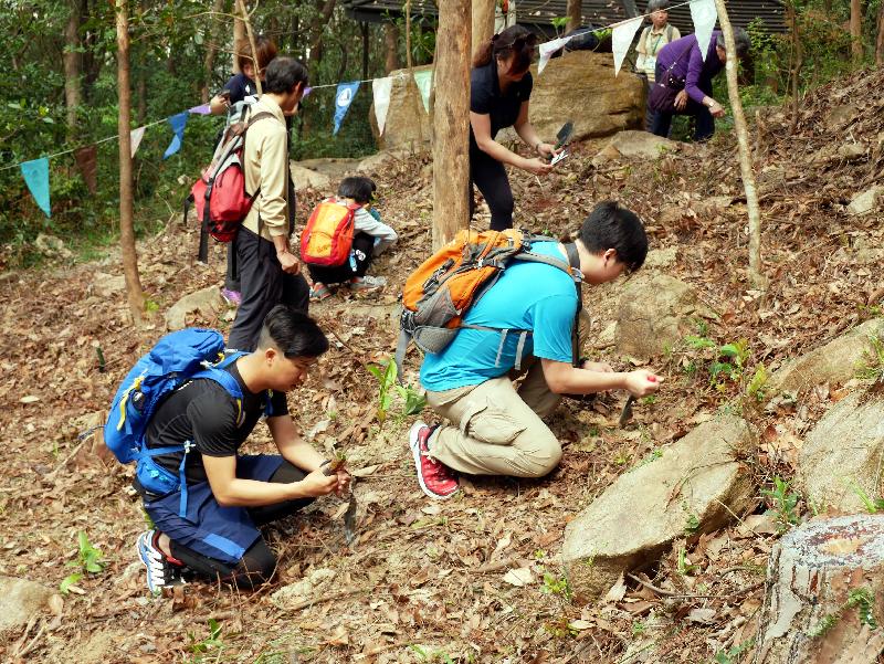The Agriculture, Fisheries and Conservation Department today (April 9) held the Hiking and Planting Day at Kam Shan Country Park, and launched a series of programmes celebrating the 40th anniversary of the country parks. Photo shows members of the public participating in the Hiking and Planting Day to conserve the country parks.