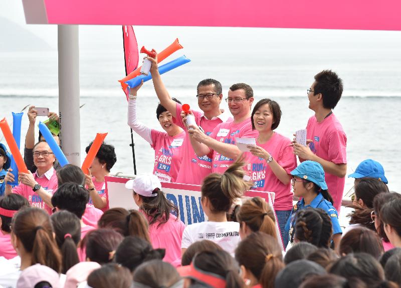 財政司司長陳茂波（左二）今日（四月九日）與國際培幼會（香港）董事局主席韋安袓（中）和Cosmopolitan董事總經理陳慧敏（左一）主持「『愛‧女孩』 起跑！」起步儀式。