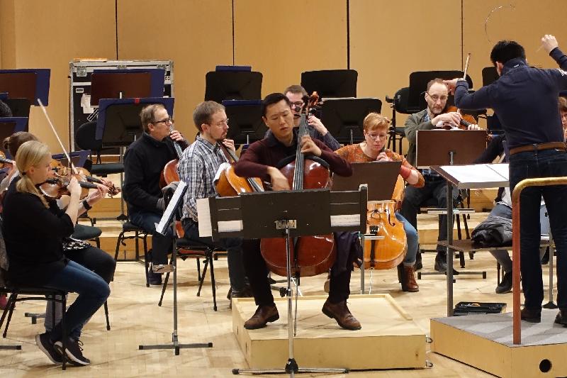 The Espoo concert on April 7 (Finland time) featured internationally renowned musicians from Hong Kong including cellist Trey Lee, pianists Rachel Cheung and Colleen Lee. Photo shows they are rehearsing with the Tapiola Sinfonietta.