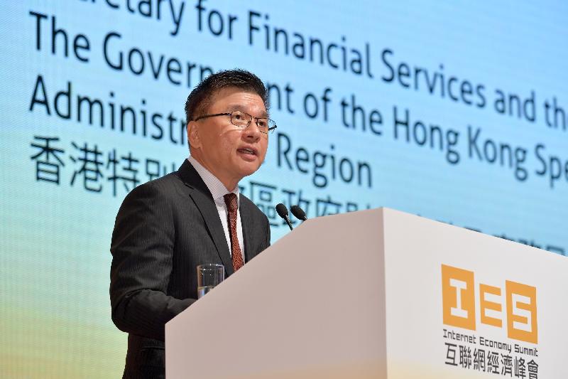 The Secretary for Financial Services and the Treasury, Professor K C Chan, addresses the Thematic Forum "Global FinTech Innovation" at the Internet Economy Summit this morning (April 10), in which he shared his insights on the potential of financial technologies.