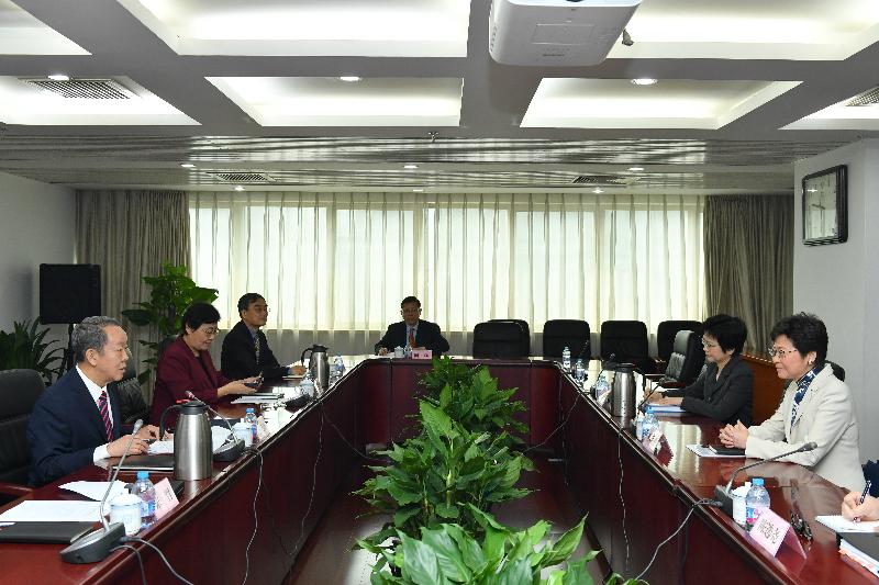 候任行政長官林鄭月娥（右一）今日（四月十日）上午在北京與國務院港澳事務辦公室主任王光亞（左一）舉行工作會議，就籌備下一屆香港特別行政區政府的工作交換意見。