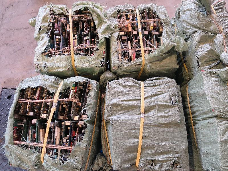 環境保護署在香港海關協助下，截獲兩個載有大量廢印刷電路板的進口貨櫃，兩家入口商今日（四月十一日）被裁定違反《廢物處置條例》。 圖示從孟加拉非法入口的廢印刷電路板。

