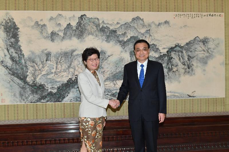 候任行政長官林鄭月娥（左）今日（四月十一日）在北京接受國務院總理李克強（右）頒發《國務院令》，任命她為香港特別行政區第五任行政長官。