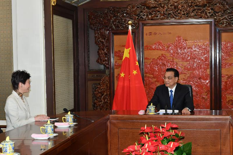 候任行政長官林鄭月娥（左）今日（四月十一日）在北京接受國務院總理李克強（右）頒發《國務院令》，任命她為香港特別行政區第五任行政長官。
