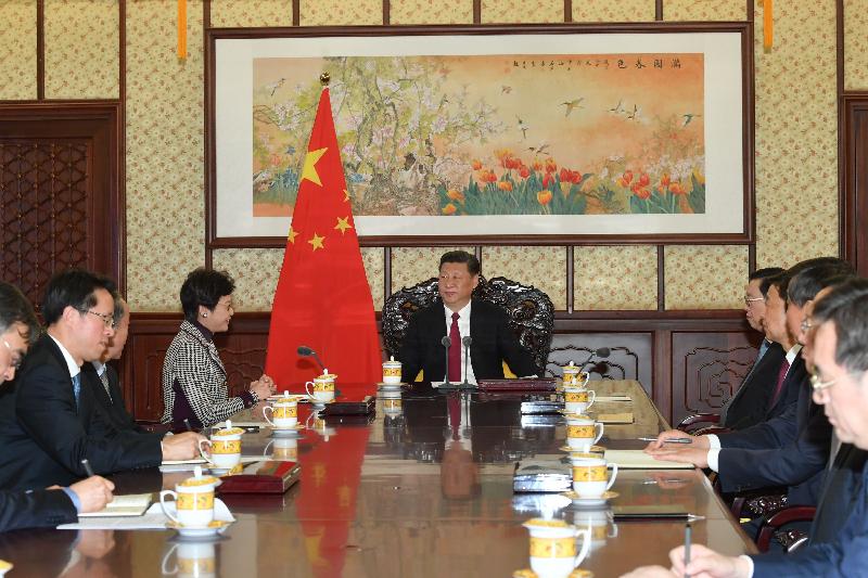 候任行政长官林郑月娥（左）今日（四月十一日）在北京获国家主席习近平（右）接见。