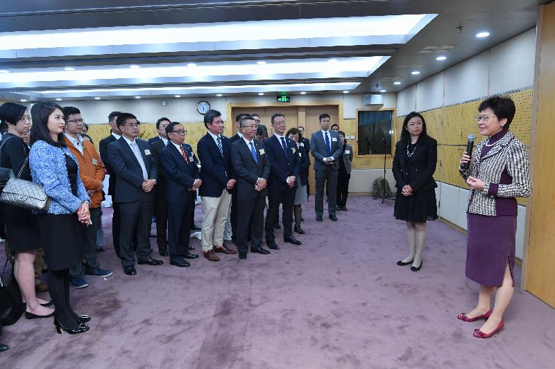 候任行政长官林郑月娥（右一）今日（四月十一日）傍晚向在北京工作、经商和就学的香港人致辞。