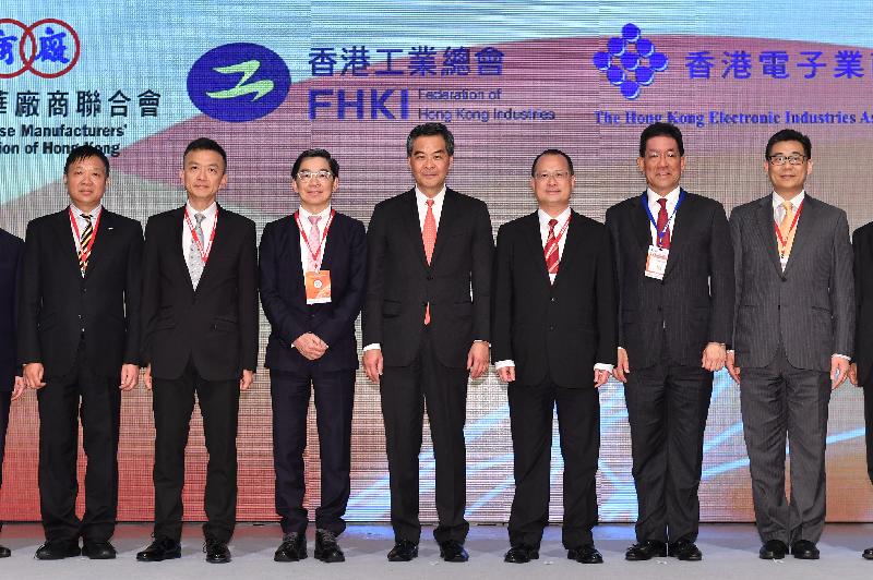 The Chief Executive, Mr C Y Leung (centre), today (April 11) is pictured with the Chairman of the Chinese General Chamber of Commerce, Dr Jonathan Choi (third right); the President of the Chinese Manufacturers' Association of Hong Kong, Dr Eddy Li (third left); the Government Chief Information Officer, Mr Allen Yeung (first right); and other guests at the Internet Economy Summit 2017 Chambers Forum "Forging Ahead with Doing Business Online".