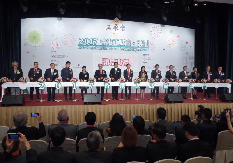 The Secretary for Commerce and Economic Development, Mr Gregory So (seventh left); the Executive Director of the Macao Trade and Investment Promotion Institute, Mrs Irene Lau (fifth left); the President of the Chinese Manufacturers' Association of Hong Kong, Dr Eddy Li (centre); and other guests officiate at the opening ceremony of the 2017 Hong Kong Brands and Products Expo in Macau today (April 13).