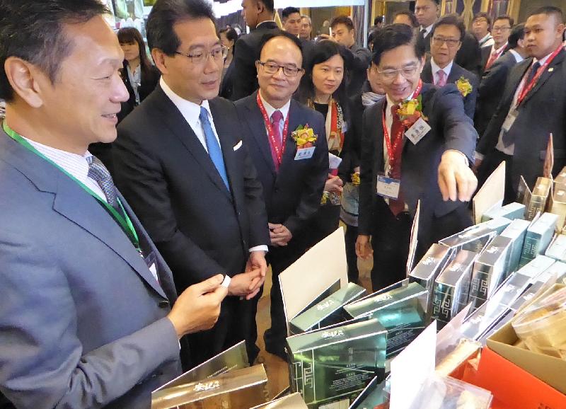 The Secretary for Commerce and Economic Development, Mr Gregory So (second left), tours an exhibition booth after attending the opening ceremony of the 2017 Hong Kong Brands and Products Expo in Macau today (April 13).