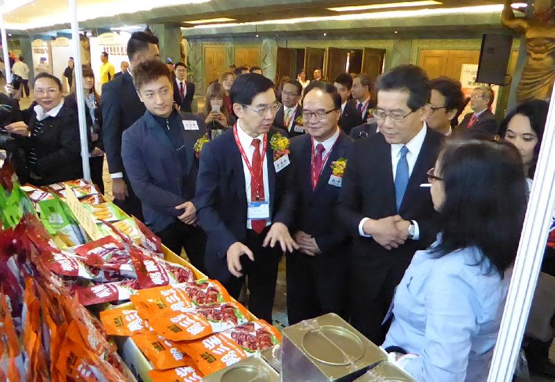 The Secretary for Commerce and Economic Development, Mr Gregory So (second right), tours an exhibition booth after attending the opening ceremony of the 2017 Hong Kong Brands and Products Expo in Macau today (April 13).