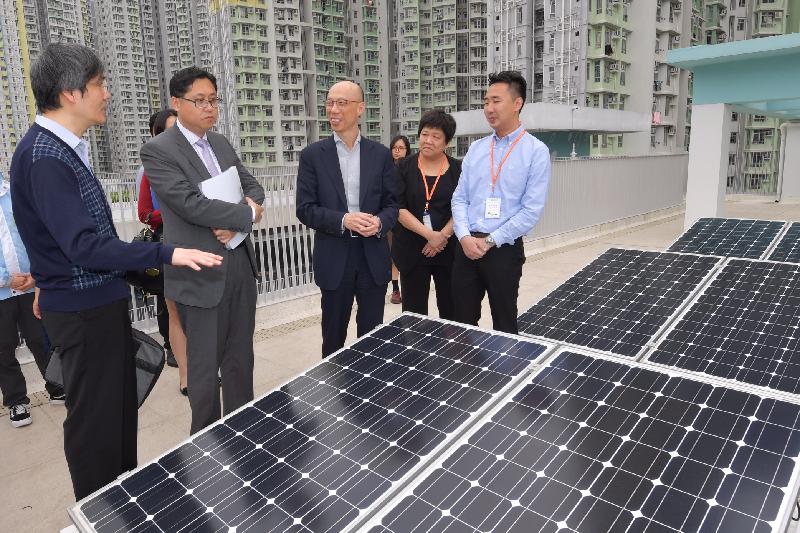 環境局局長黃錦星（右三）今日（四月十三日）到訪九龍城區的聖公會聖十架小學，並參觀學校在天台裝設的太陽能光伏系統。