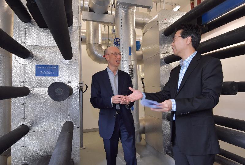 The Secretary for the Environment, Mr Wong Kam-sing (left), visits SKH Holy Cross Primary School in Kowloon City District today (April 13) and is briefed on the benefits brought about at the school by the district cooling system.