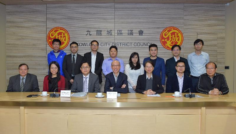 The Secretary for the Environment, Mr Wong Kam-sing (front row, centre), paid a visit to the Kowloon City District Council (KCDC) today (April 13) and listened to its members' views on the Government's environmental protection work and local environmental issues. Sitting alongside Mr Wong were the Chairman of the KCDC, Mr Pun Kwok-wah (front row, third right), and the Kowloon City District Officer, Mr Franco Kwok (front row, third left).