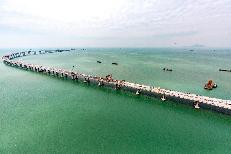 港珠澳大橋香港接線本月內全線貫通。圖示香港接線位於大澳對開的海上高架橋。