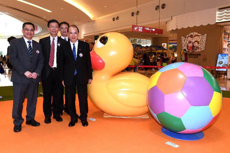 政务司司长张建宗今日（四月十四日）参观「香港特别行政区成立二十周年巡回展览」，与其他嘉宾在巨型立体模型小黄鸭前合照。
