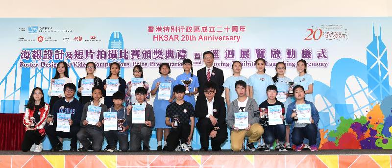 The Director of the Celebrations Co-ordination Office, Mr Gordon Leung, presents various awards of "Togetherness" Video Competition (secondary school category) today (April 14).  Photo shows Mr Leung pictured with the awardees.

