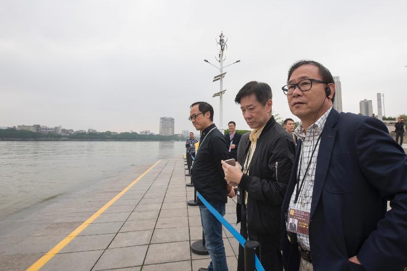 立法会发展事务委员会考察团成员今日（四月十四日）在广东省惠州市绿道视察东江沿岸水质。
