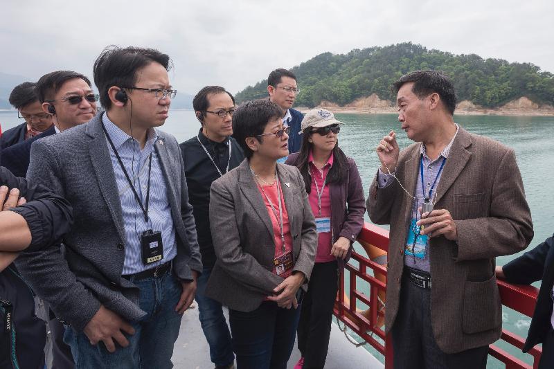 The delegation of the Legislative Council Panel on Development takes a boat trip to observe the Xinfengjiang Reservoir in Heyuan, Guangdong Province today (April 14). Members are briefed on the operation of the Reservoir by an official of the Water Resources Bureau of Heyuan Municipality on the boat.