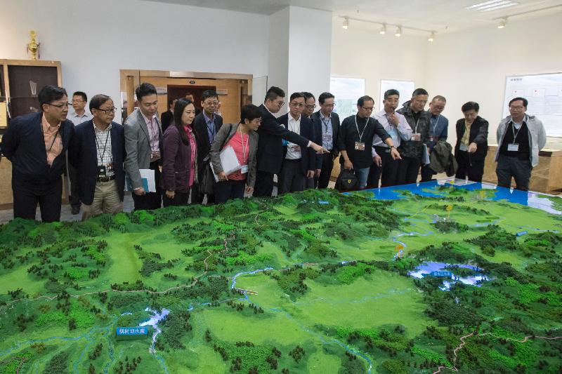 The delegation of the Legislative Council Panel on Development views the exhibition model at the Dongjiang River Basin Water Quantity and Quality Monitoring and Control Centre today (April 14).