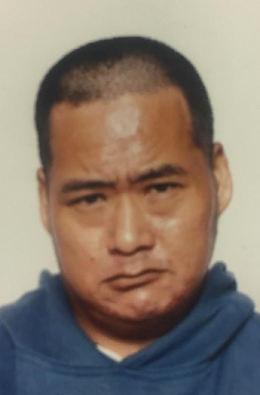 Ko Kwok-ming, aged 48, is about 1.75 metres tall, 80 kilograms in weight and of fat build. He has a round face with yellow complexion and short black hair. He was last seen wearing a red short-sleeved shirt, dark grey trousers, red slippers and carrying a yellow shoulder bag.