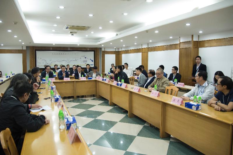 Members of the delegation of the Legislative Council Panel on Development receive a briefing on the Dongjiang-Shenzhen Water Supply Scheme and the operation of the Taiyuan Pumping Station in Dongguan today (April 15).
