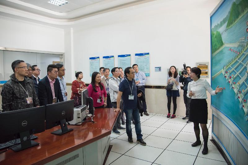 Members of the delegation of the Legislative Council Panel on Development receive a briefing on the operation of the Bio-nitrification Plant at the Shenzhen Reservoir today (April 15).