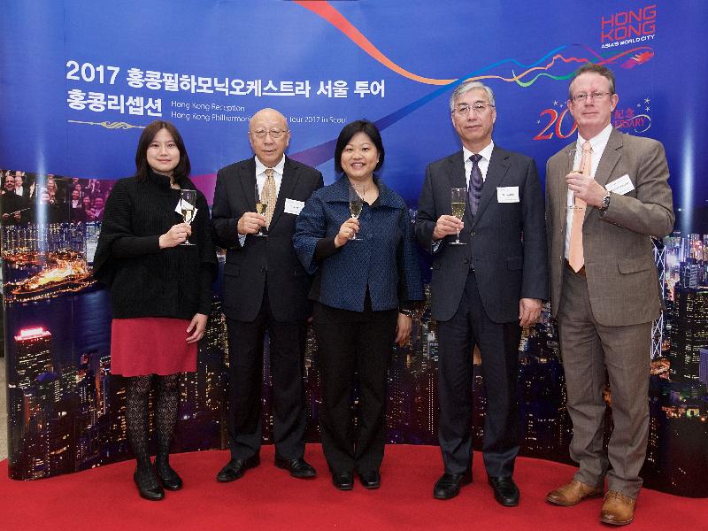 The Principal Hong Kong Economic and Trade Representative (Tokyo), Ms Shirley Yung, and other guests propose a toast at a reception before a concert by the Hong Kong Philharmonic Orchestra in Seoul, Korea, today (April 16). From left: The Hong Kong Economic and Trade Representative (Tokyo), Mrs Winnie Kang; Chairman of the Hong Kong Philharmonic Orchestra (HK Phil), Mr Y S Liu; Ms Yung; Chinese Ambassador to the Republic of Korea, Mr Qiu Guohong; and Chief Executive of HK Phil, Mr Michael MacLeod.