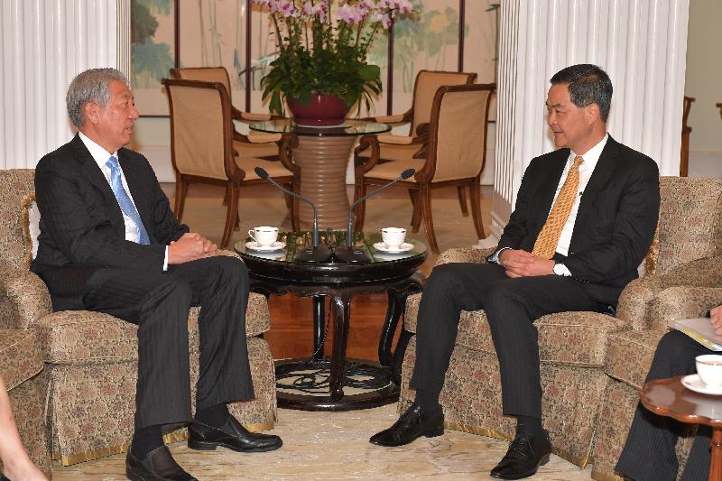 行政長官梁振英（右）今日（四月十八日）下午在禮賓府與訪港的新加坡副總理兼國家安全統籌部長張志賢（左）會面，就雙方關注的議題交換意見。