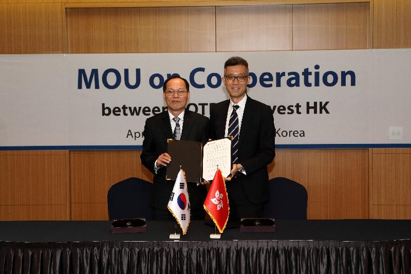 Invest Hong Kong and the Korea Trade-Investment Promotion Agency (KOTRA) today (April 19) held an investment promotion seminar in Seoul. Photo shows the Associate Director-General of Investment Promotion, Mr Francis Ho (right), and the Executive Vice President for SME Support of KOTRA, Mr Sun Seog-ki, after signing the Memorandum of Understanding.

