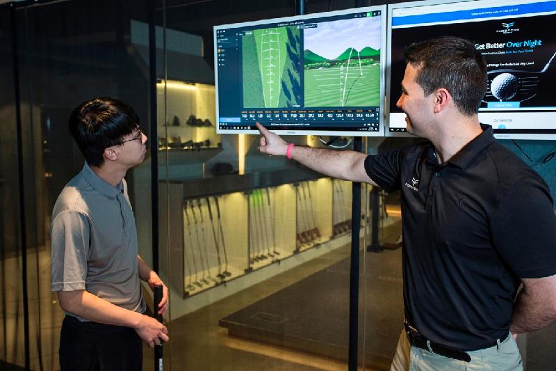 Australia-based PureForm Golf announced today (April 19) that it has opened its first overseas showroom in Hong Kong's Causeway Bay district. Picture shows the PureForm Golf Hong Kong General Manager, Mr Nick Cowper (right), explaining the operation of the TrackMan 4 Dual Radar Technology.