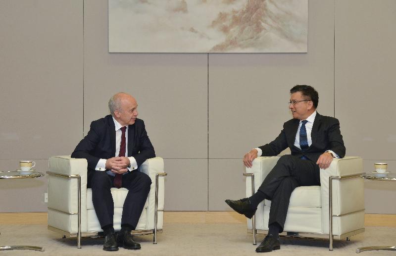 署理财政司司长陈家强（右）今日（四月十九日） 与到访的瑞士财政部长、联邦委员会委员于利．毛雷尔会晤，就双方共同关心的事项交换意见。