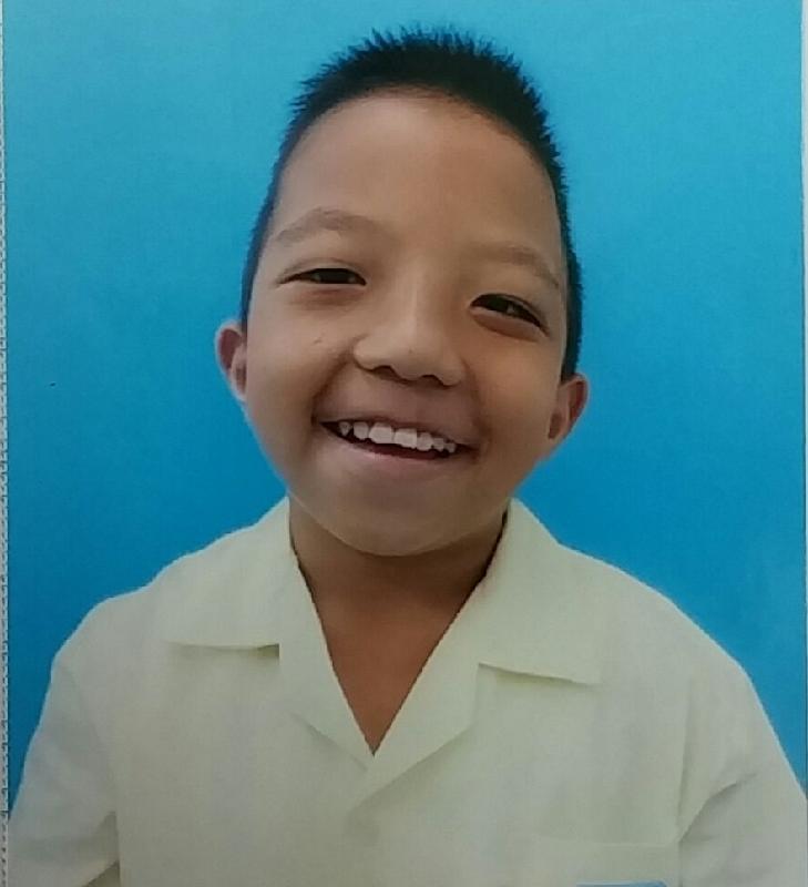 10-year-old Ho Yau-yip is about 1.2 metres tall, 45 kilograms in weight and of medium build. He has a round face with yellow complexion and short black hair. He was last seen wearing a blue short-sleeved shirt, blue short jeans and white sports shoes.

