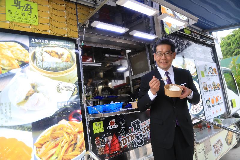 The Secretary for Commerce and Economic Development, Mr Gregory So, today (April 20) visited the Canton's Kitchen Dim Sum Expert food truck at Hong Kong Disneyland, the 12th food truck to start business under the Food Truck Pilot Scheme. Mr So has announced the introduction of enhancement measures with a view to opening up more business opportunities for the operators.