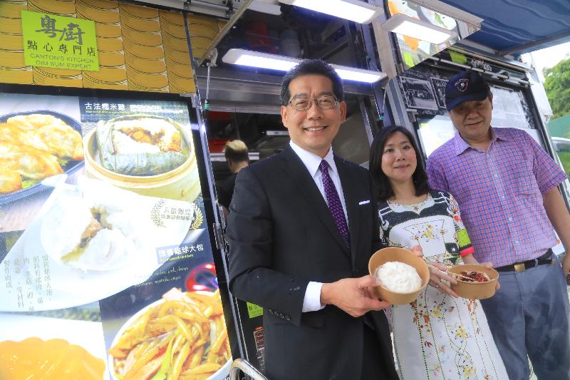 The Secretary for Commerce and Economic Development, Mr Gregory So (left), and the Commissioner for Tourism, Miss Cathy Chu (centre), pictured with the operator of the Canton's Kitchen Dim Sum Expert food truck at Hong Kong Disneyland today (April 20).