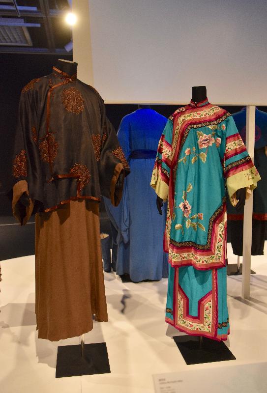 The exhibition "The Stars, the Silver Screen and the Period Wardrobe", organised by the Hong Kong Film Archive (HKFA) of the Leisure and Cultural Services Department, is being held from today (April 21) to August 13 at the Exhibition Hall and 1/F Foyer of the HKFA. On display are costumes with a variety of distinctive styles that appeared in movies produced from the 1950s to the 2000s and were worn by renowned film stars.