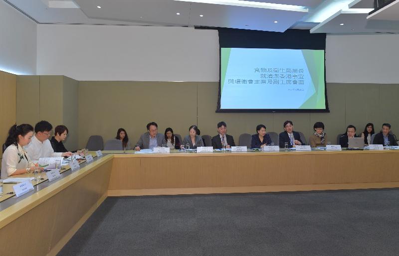 The Secretary for Food and Health, Dr Ko Wing-man (fourth right); the Permanent Secretary for Food and Health (Food), Mrs Cherry Tse (fifth right), and the Director of Food and Environmental Hygiene, Miss Vivian Lau (third right), today (April 21) met with Chairmen and Vice-chairmen of the environmental hygiene committees of District Councils to brief them on key areas of government environmental hygiene work in the coming year and listen to their views and suggestions.