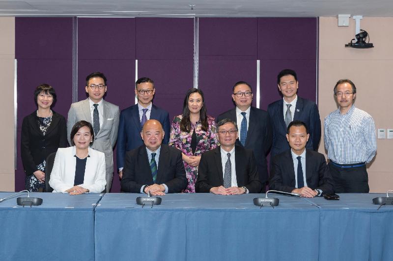 The Legislative Council (LegCo) Panel on Administration of Justice and Legal Services today (April 21) visited the West Kowloon Law Courts Building to meet with the Judiciary. Photo shows (front row, from left) the Chairman of the Panel, Dr Priscilla Leung; the Chief Justice of the Court of Final Appeal, Mr Geoffrey Ma Tao-li; the Chief Judge of the High Court, Mr Justice Andrew Cheung; the Deputy Chairman of the Panel, Mr Dennis Kwok; (back row, from left) the Judiciary Administrator, Miss Emma Lau; LegCo Members Mr Alvin Yeung, Mr Cheung Kwok-kwan, Dr Elizabeth Quat, Mr Martin Liao, Mr Holden Chow and Dr Fernando Cheung.