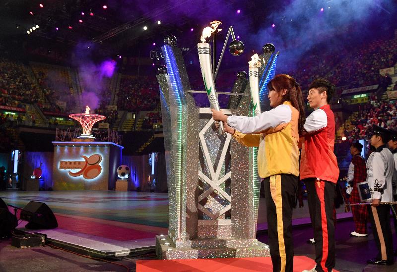Rio 2016 Olympic Games Mainland diving gold medallists, Chen Ruo-lin (left) and Lin Yue, light the cauldron of the 6th Hong Kong Games at its opening ceremony today (April 23).