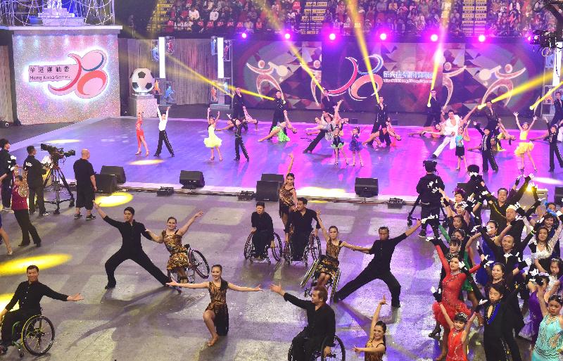約100名不同年齡組别的運動員於今日（四月二十三日）舉行的第六屆全港運動會開幕典禮上表演體育舞蹈。