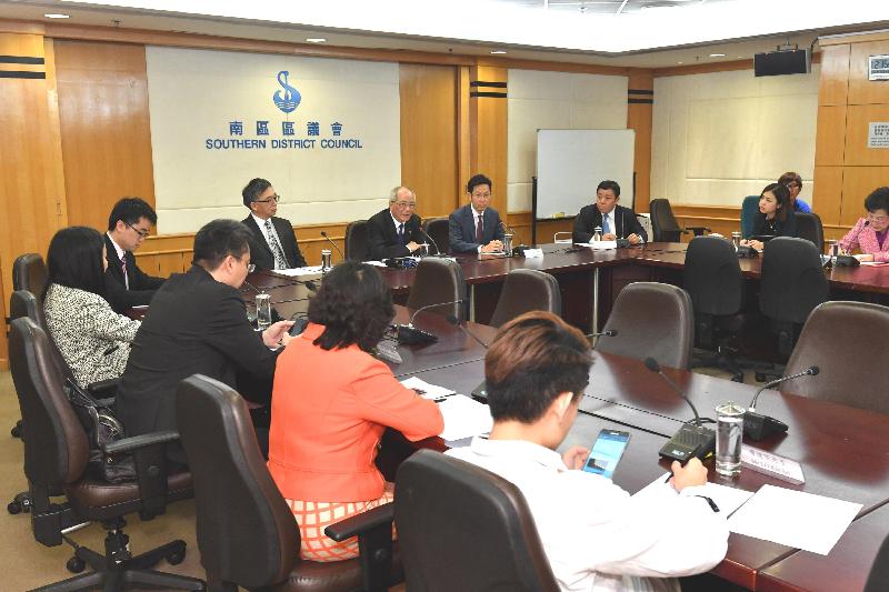 The Secretary for Education, Mr Eddie Ng Hak-kim (second left in row facing camera), holds a meeting with Southern District Council today (April 24) to exchange views on various education and local issues.  
