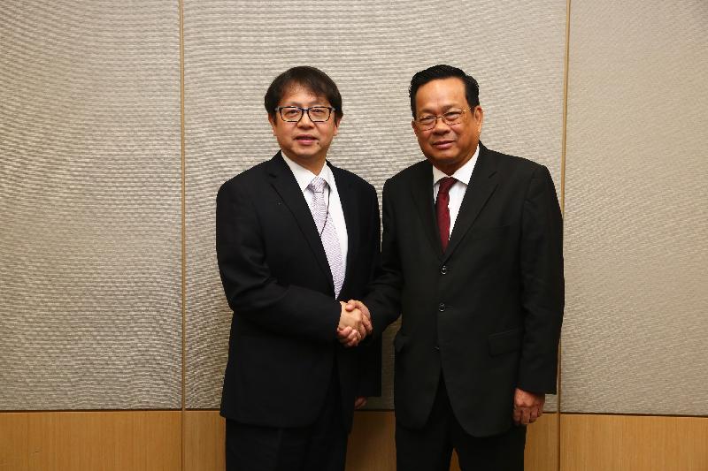 The Secretary for Labour and Welfare, Mr Stephen Sui (left), meets the Minister of Labour and Vocational Training of Cambodia, Dr Ith Samheng (right), today (April 24).
