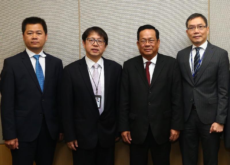 The Secretary for Labour and Welfare, Mr Stephen Sui, met the visiting delegation led by the Minister of Labour and Vocational Training of Cambodia, Dr Ith Samheng, today (April 24). Pictured from left are the Consul-General of Cambodia to Hong Kong and Macau, Mr Phan Peuv; Mr Sui; Dr Ith Samheng; and the Commissioner for Labour, Mr Carlson Chan.