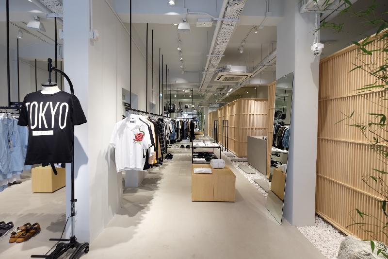 來自日本的時裝公司Tokyo Base有限公司今日（四月二十五日）宣布，在香港開設首間海外商店STUDIOUS，專門提供高品質的時尚男士服裝。